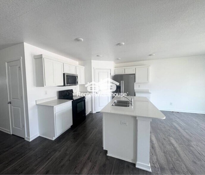 Building Photo - 4195 Cheyenne Ct