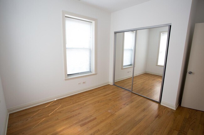 Interior Photo - 5401-5409 S. Cottage Grove Avenue