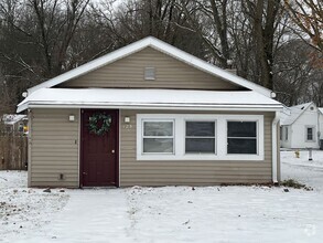 Building Photo - Recently Renovated 2-Bedroom Home with 2-C...