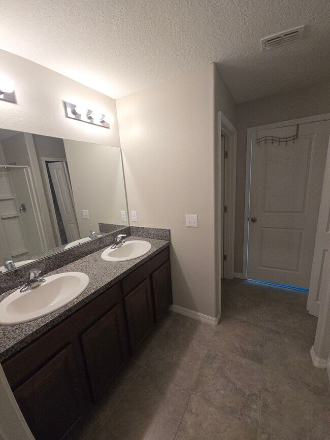 Building Photo - Gorgeous 4-Bedroom, 2.5-Bathroom Home in R...