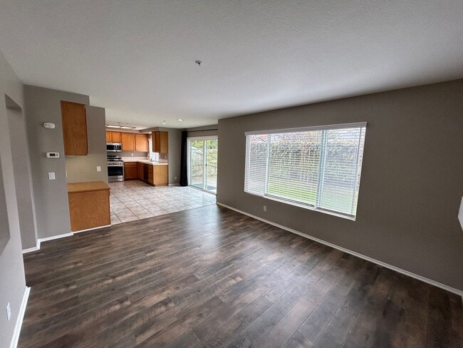 Building Photo - Nicely Upgraded 4 Bed 3 Bath Home in Gated Community in Anaheim