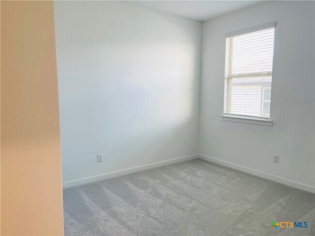 Building Photo - 914 Childress Dr