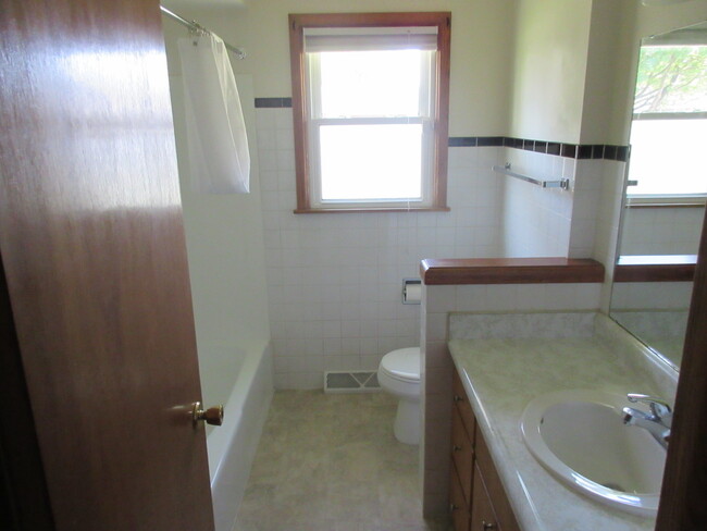 Building Photo - 403