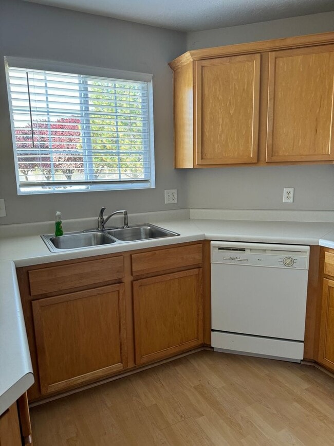 Building Photo - 3 bed 2 bath apartment