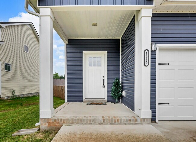 Building Photo - Beautiful modern home less than 2 years old