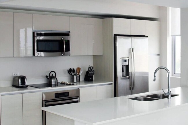 Building Photo - 2602 E Hallandale Beach Blvd