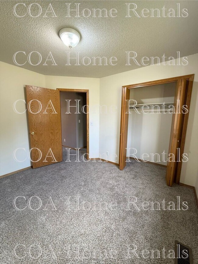 Building Photo - Meadow Park