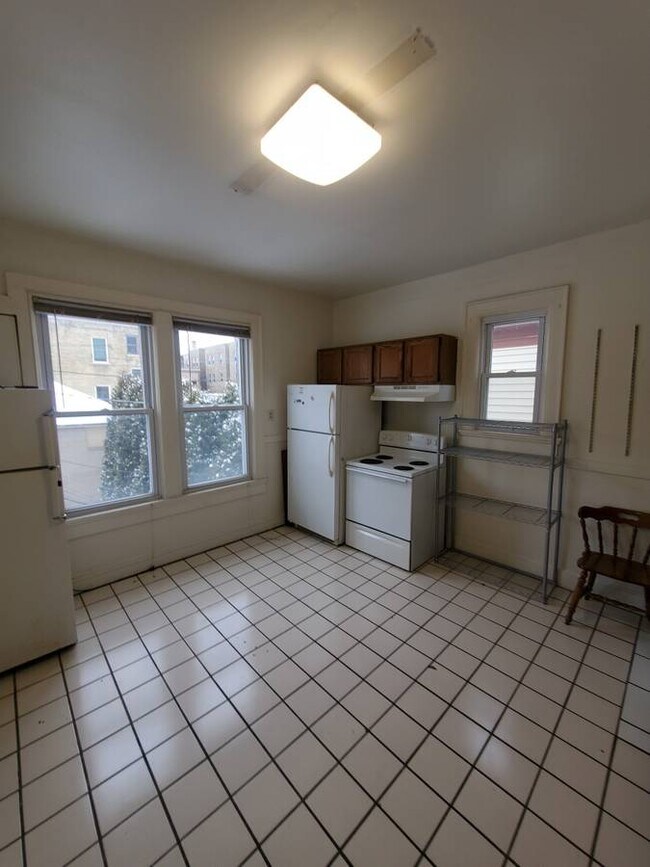 Building Photo - Spacious 5BED/2BATH Upper Near Marquette