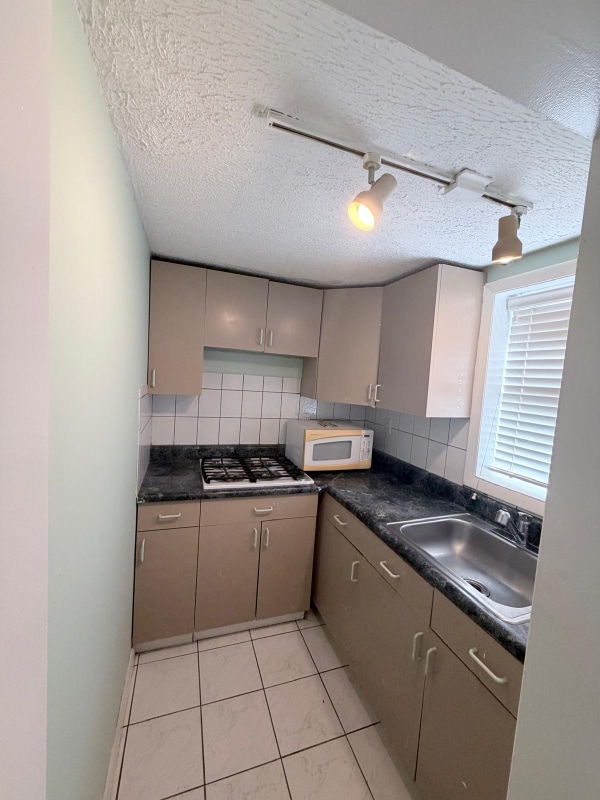 Building Photo - 427 Lake St