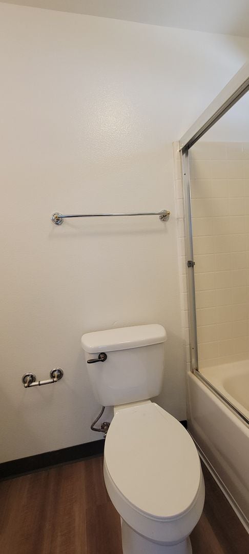 Building Photo - Great Shasta Lake Home in Country Setting, New LVP Flooring