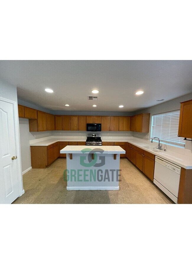 Building Photo - Two story 4 bedroom, 2.5 bath home in Stockton! AVAILABLE NOW!!