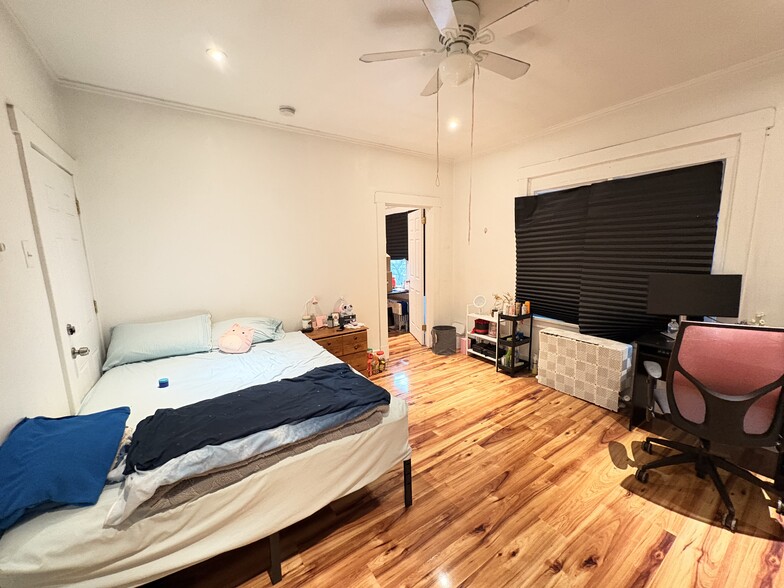 Building Photo - 5818 Hobart St