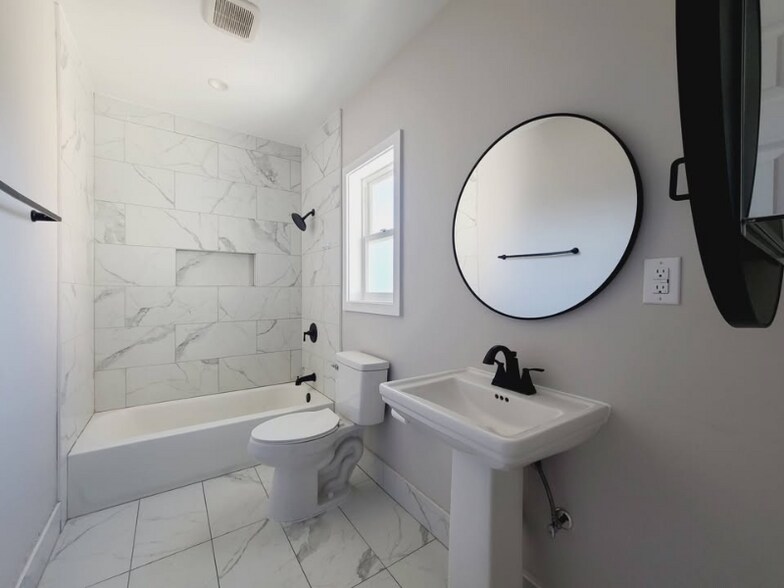 Building Photo - 9949 Pinewood Ave