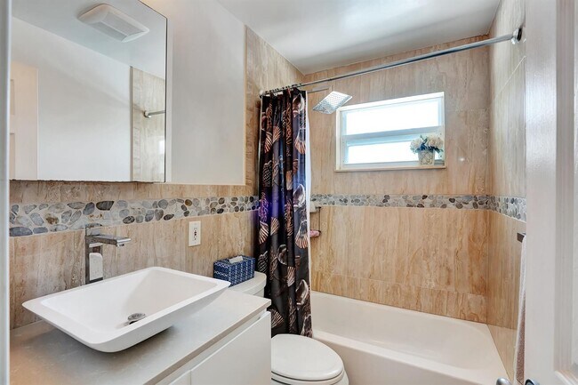 Building Photo - 131 SE 13th St