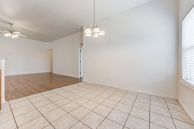 Building Photo - 2813 Edgemere Dr