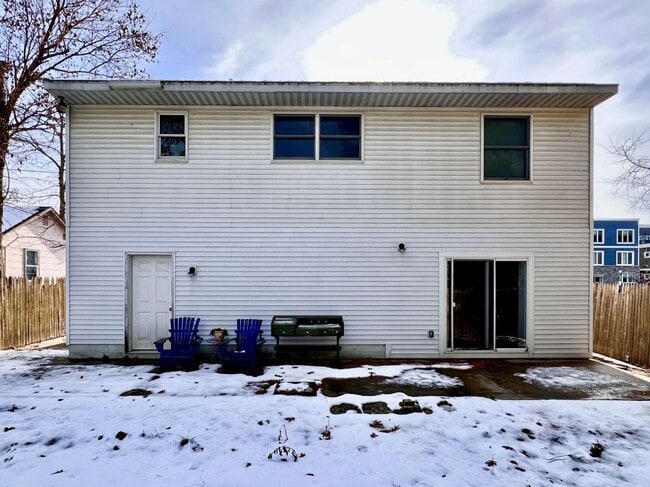 Building Photo - 933 E Front St