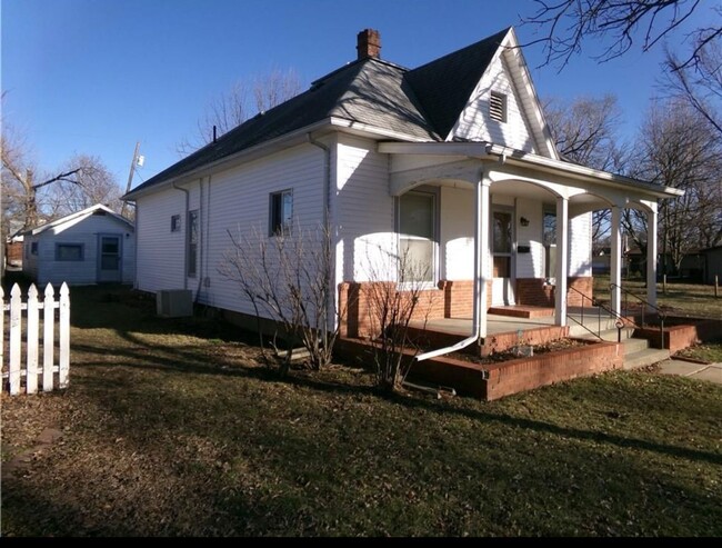 Building Photo - Beautiful 2 bed/1 bath bungalow for rent