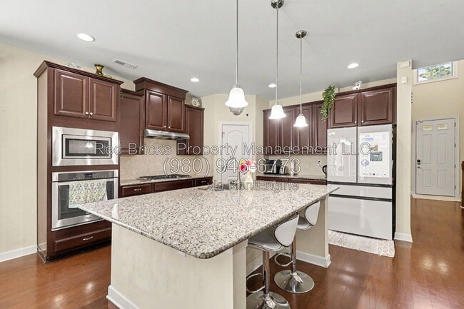 Building Photo - 747 Coralbell Way