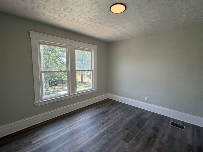 Building Photo - Comfortable & Convenient West Side Living