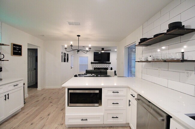 Building Photo - Ryan Place- Short to Mid-Term Rental Fully Remodeled 2  Bed, 1 Bath