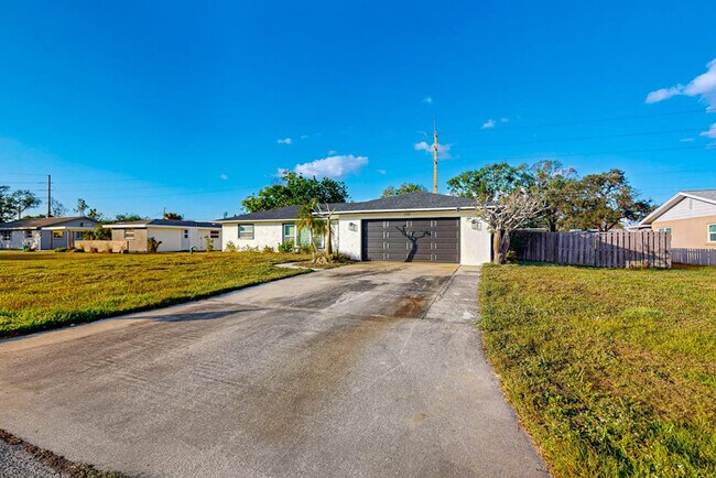Building Photo - 2141 Fiesta Dr