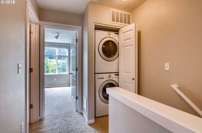 Building Photo - Beautiful Townhome Available in the Progress Ridge Subdivision in Beaverton - $500 MOVE IN SPECIAL!