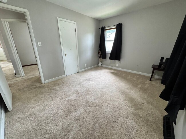 Building Photo - 3 Bed, 1 Bath Home for rent in Elk Run Heights