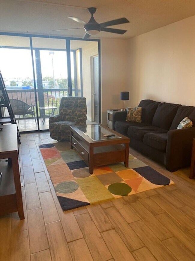 Building Photo - 1 bedroom 1 bathroom furnished condo