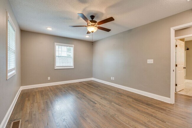 Building Photo - 3 Bed/2 Bath fully Renovated House
