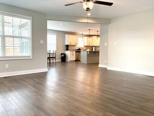 Building Photo - 712 Banister Dr