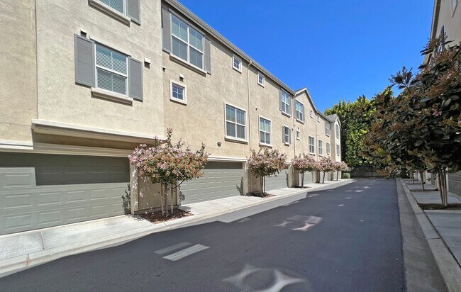 Building Photo - Spacious Tri-Level Home - Great Downtown S...