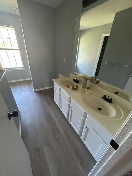 Building Photo - 1416 SE Henley Ct