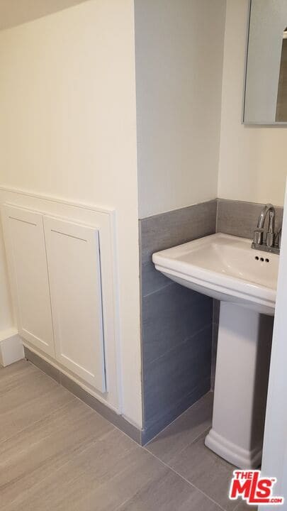 Building Photo - 2133 Carmona Ave