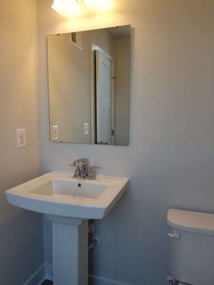 Building Photo - 7817 Cove Point Dr