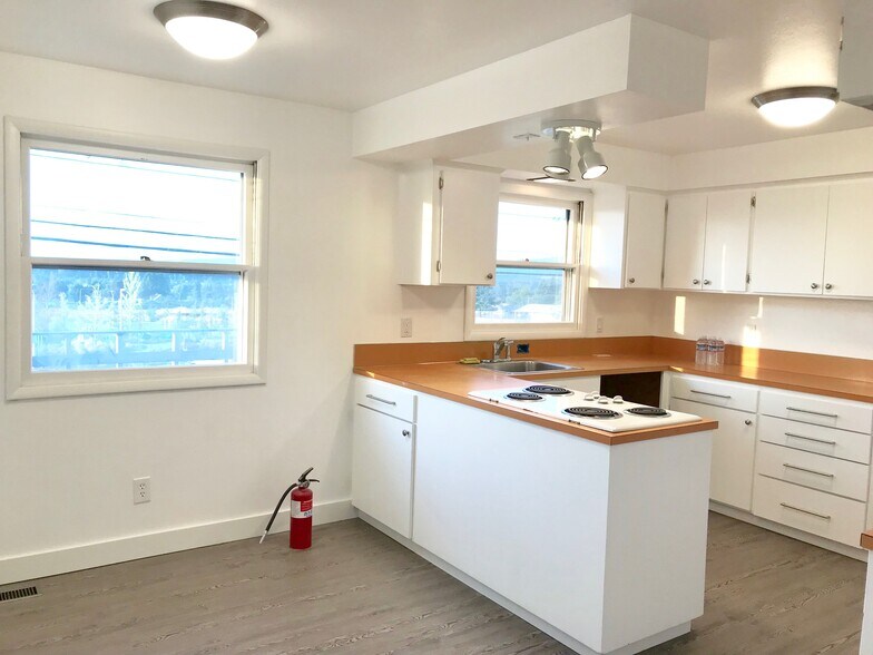 Kitchen breakfast nook - 12815 NE Fremont St