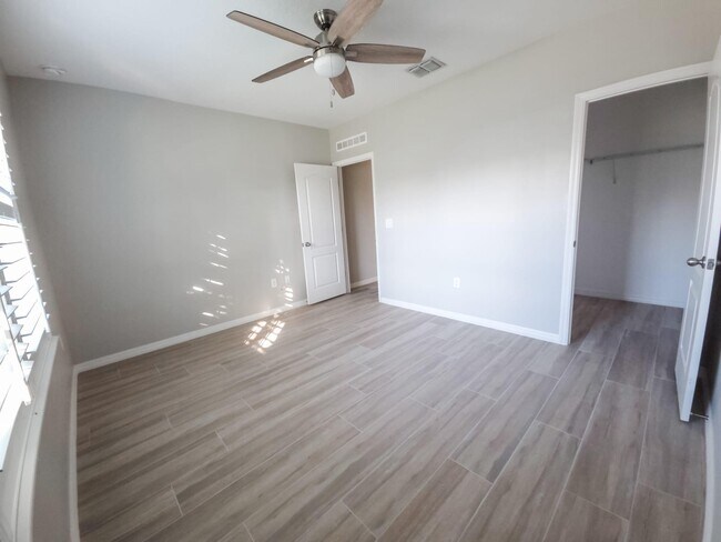 Building Photo - 185 SW Exmore Ave