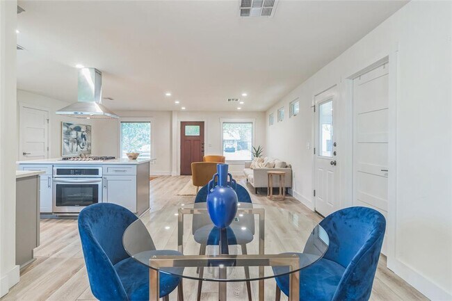 Building Photo - 1502 Villanova Dr
