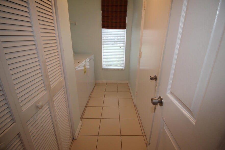 Building Photo - 404 Sabal Palm Ln