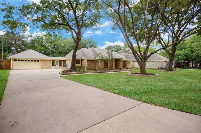 Building Photo - 2918 E Elm Cir