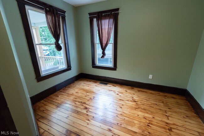 Building Photo - 1362 W 59th St