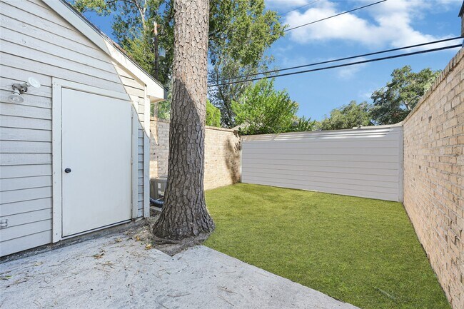 Building Photo - 2030 Plantation Dr