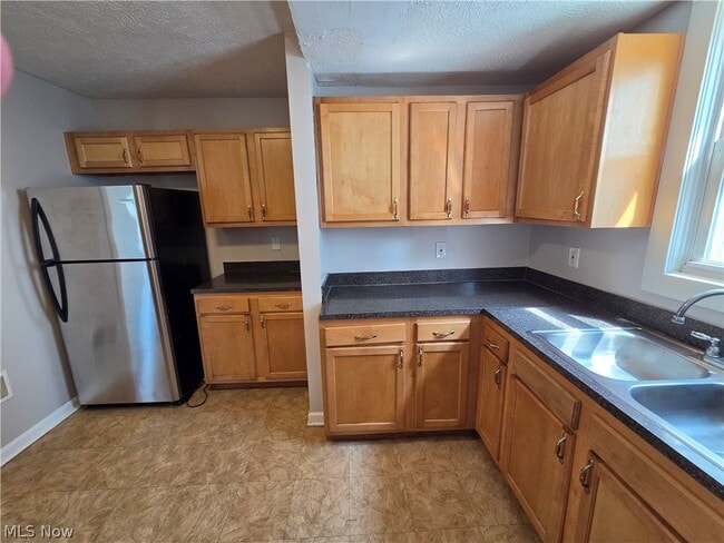 Building Photo - 3757 Grosvenor Rd