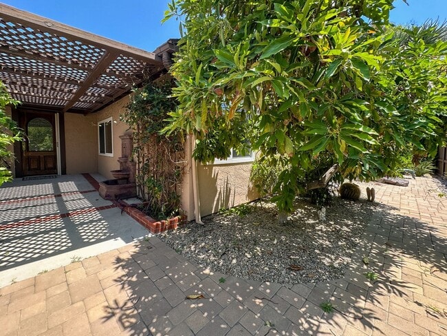 Building Photo - Stylish 4 Bedroom, 2 Bath Single-Story wit...