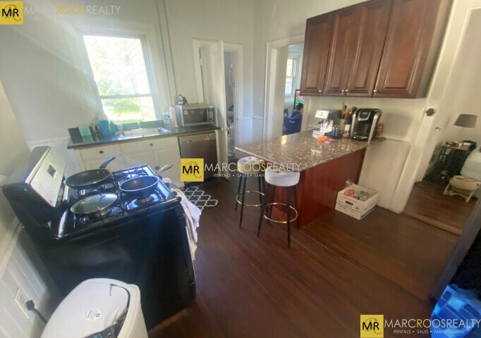 Building Photo - 70 Curtis St