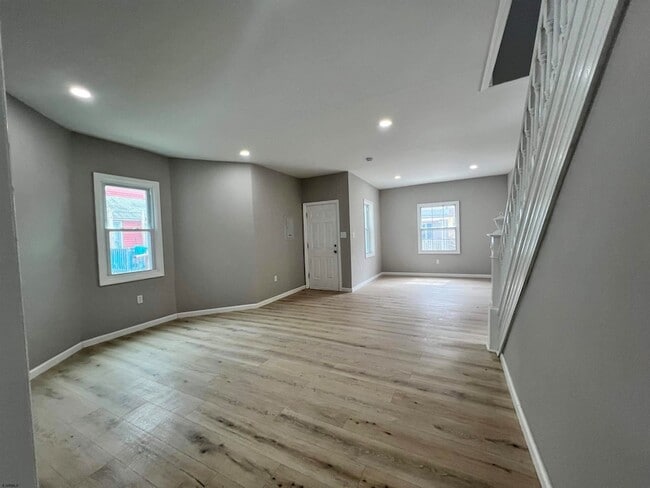 Building Photo - 21 S Spray Ave