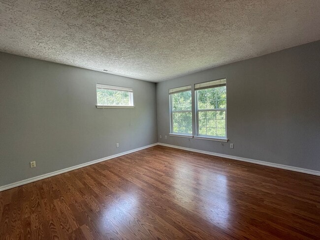 Building Photo - SE Home 3Bd/2.5Ba Home Close to the Willamette River off McLoughlin Blvd. 2 Car Garage and Washer...
