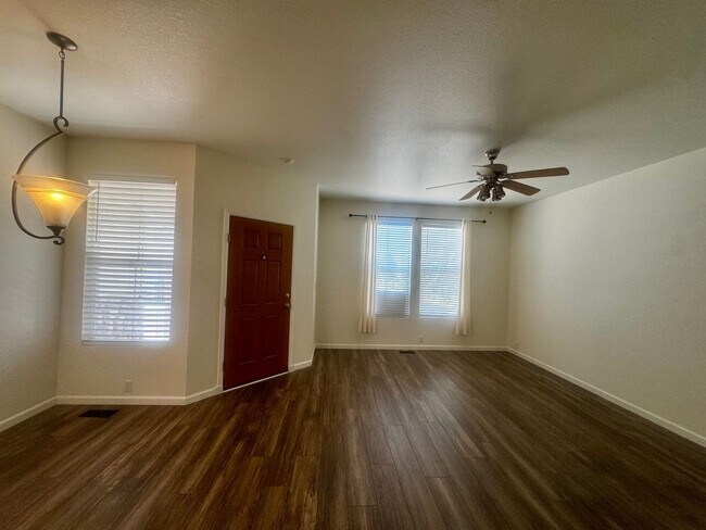 Building Photo - 2 Bed 3 Bath Townhome on Dublin & Powers
