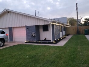 Building Photo - 1815 Bahama Dr