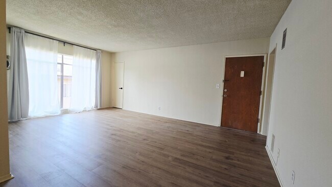 Building Photo - 526 S St Andrews Pl