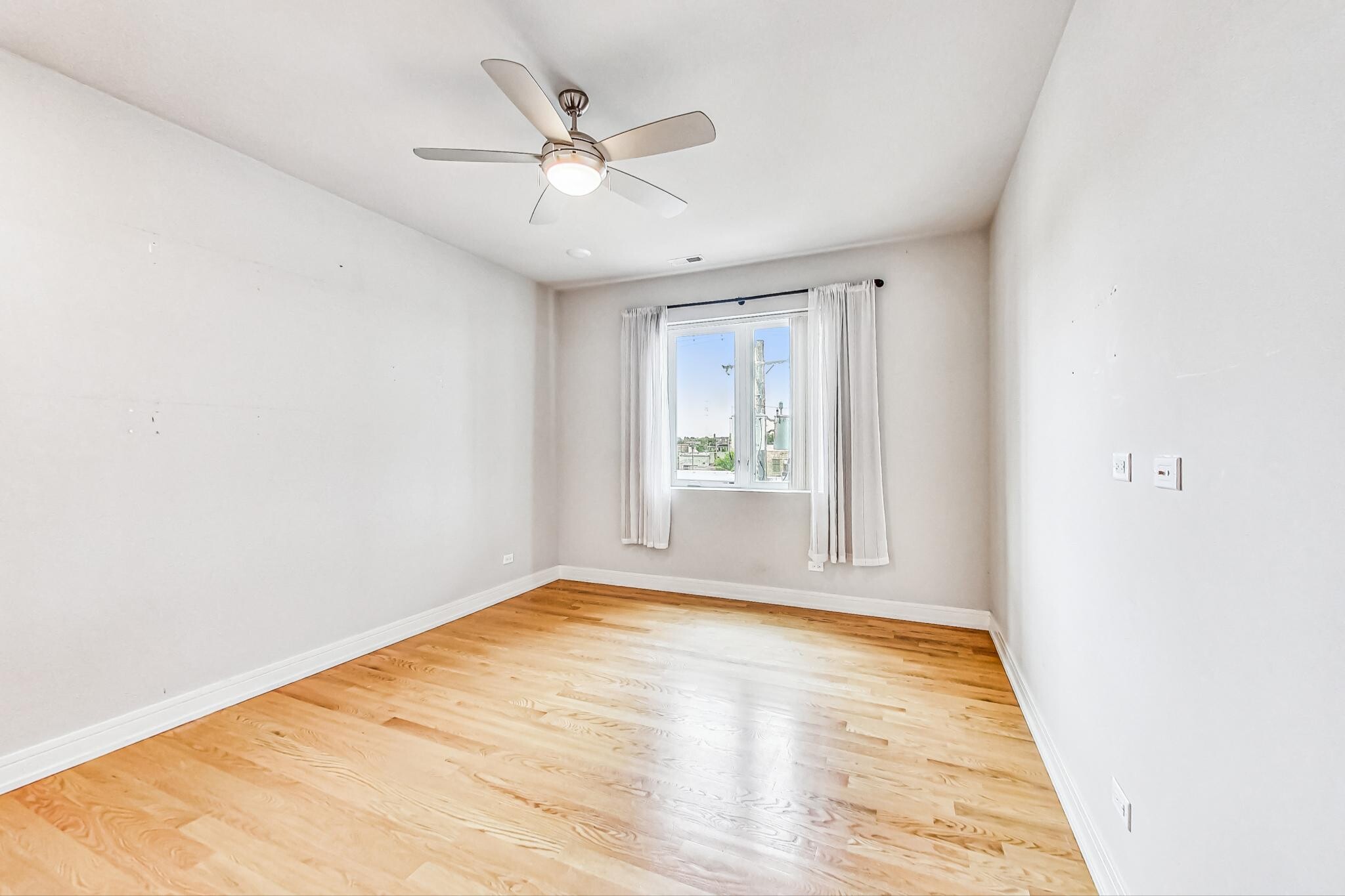 Building Photo - 1641 W Grand Ave